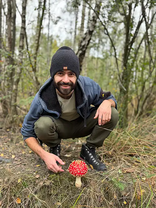 Joris Heine in het bos met paddenstoel