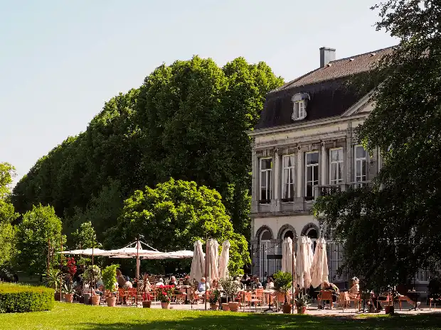 Kasteel Vaeshartelt met terras en bomen