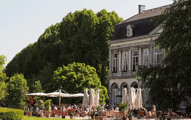 Kasteel Vaeshartelt met terras en bomen